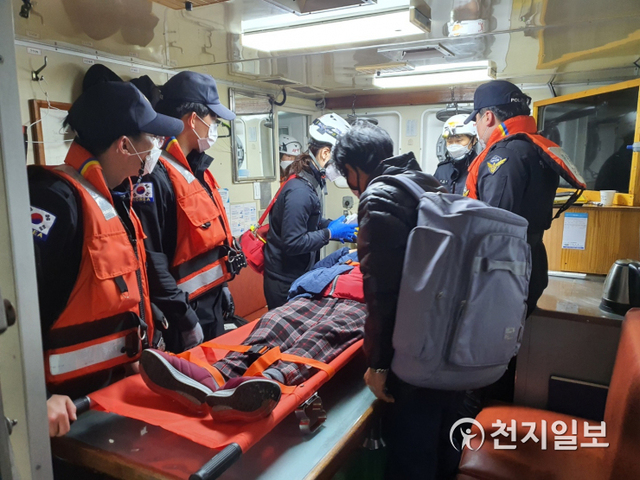 전북 부안해양경찰서가 지난 13일 뇌출혈이 의심된 A(79, 여)씨를 이송하고 있다. (제공: 부안해경) ⓒ천지일보 2021.4.13
