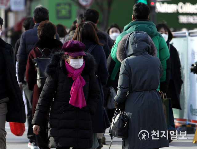 [천지일보=남승우 기자] 서울 아침기온이 영하 3도까지 떨어지는 등 전국 대부분 지역에 영하권 추위가 찾아온 1일 오전 서울 종로구 광화문 네거리에서 두껍게 옷을 입은 시민들이 발걸음을 옮기고 있다. ⓒ천지일보 2020.12.1