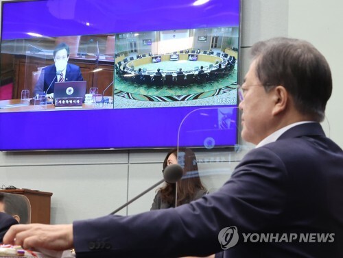 오세훈 시장과 인사하는 문 대통령(서울=연합뉴스) 문재인 대통령이 13일 오전 청와대에서 열린 제16회 국무회의에서 오세훈 서울시장과 화상을 통해 인사하고 있다.