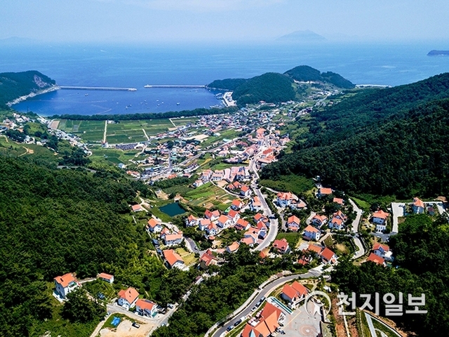 하늘에서 본 독일마을과 남해파독전시관 모습. (제공: 남해군) ⓒ천지일보 2019.8.16