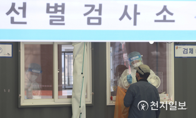 [천지일보=남승우 기자] 신종 코로나바이러스 감염증(코로나19) 신규 확진자가 사흘 연속 600명대를 기록한 11일 오전 서울역 광장에 마련된 임시 선별검사소에서 한 시민이 코로나19 검사를 받고 있다. ⓒ천지일보 2021.4.11