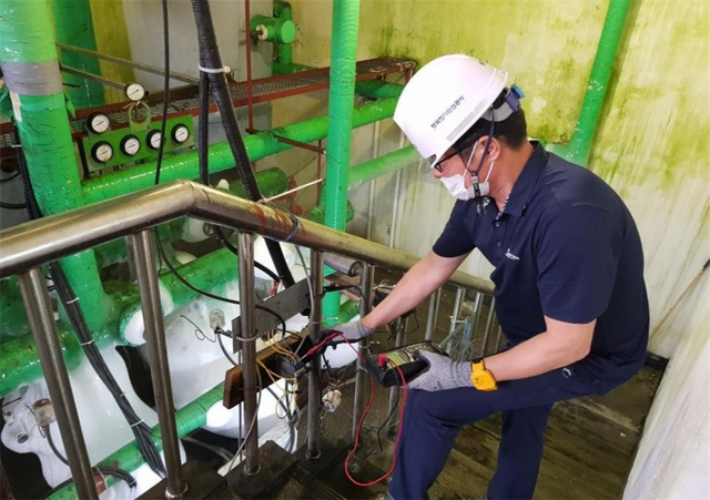 한국전기안전공사 직원이 배수펌프장을 점검하고 있다. (제공: 한국전기안전공사) ⓒ천지일보 2021.4.13