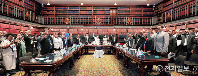 2019년 2월 19일 호주 시드니 뉴사우스웨일스주 의사당에서 ‘2019 시드니 태평양 평화 지도자 회담’가 열린 가운데 참석자들이 기념촬영을 하고 있다. 이날 회담에서는 DPCW를 지지하는 남태평양 국가 정치 수반들의 포괄적 후속 합의서가 작성됐다. (제공:HWPL) ⓒ천지일보 2021.4.14