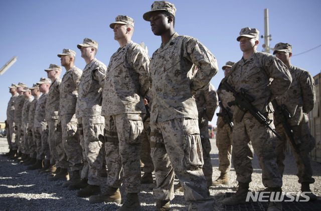 2018년 1월 15일 아프가니스탄 남서부 헬만드 미 해병 기지에서 사령관 이취임식에 참석한 해병대원들. (출처: 뉴시스)