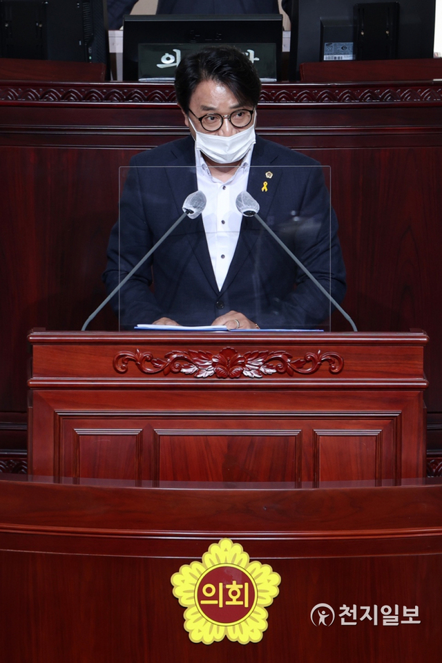 추민규 도의원이 14일 열린 제351회 경기도의회 임시회 제2차 본회의에서 ‘무분별한 공유킥보드 주차, 방치된 전동킥보드’에 대해 대책 마련을 촉구하고 있다. ⓒ천지일보 2021.4.15