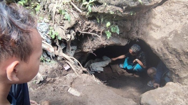 인니 동부 자바 주민, 배수로 파다 석굴무덤 발견…