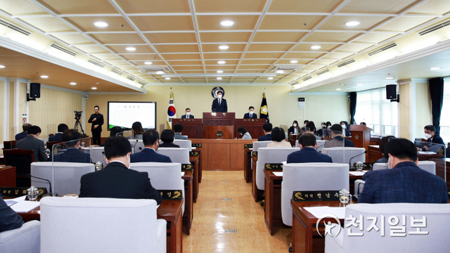 아산시의회 황재만 의장이 14일 제228회 임시회 제2차 본회의를 주재하고 있다. (제공: 아산시의회) ⓒ천지일보 2021.4.15