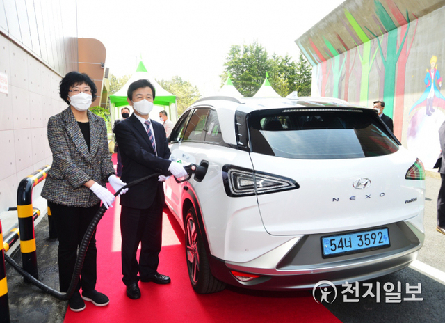 15일 서진주 IC인근 판문동에 준공한 진주 수소충전소에서 조규일 시장(왼쪽 두번째)이 수소차 충전을 시연하고 있다. (제공: 진주시) ⓒ천지일보 2021.4.15