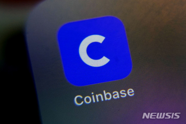 [AP/뉴시스] 휴대전화에서 코인베이스 앱이 보이고 있다.