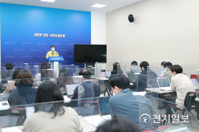 서철모 대전시 행정부시장이 15일 공무원 부동산투기 관련 조사 결과에 대해 브리핑하고 있다. (제공: 대전시) ⓒ천지일보 2021.4.15