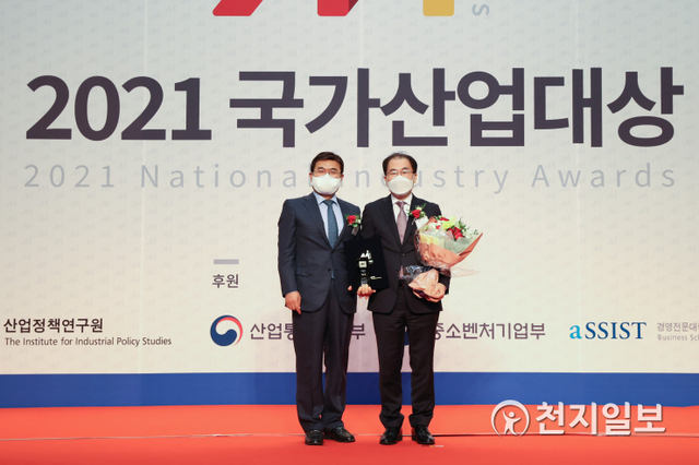 이승 한국가스공사 경영관리부사장(오른쪽)이 15일 ‘2021 국가산업대상’ 시상식에서 동반성장 대상을 받고 기념촬영을 하고 있다. (제공: 한국가스공사) ⓒ천지일보 2021.4.15