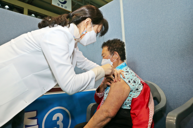 장흥군이 15일 코로나19 예방접종센터인 장흥군 실내체육관 1층에서 만 75세 이상 어르신을 대상으로 백신 접종을 시작했다. (제공: 장흥군) ⓒ천지일보 2021.4.15