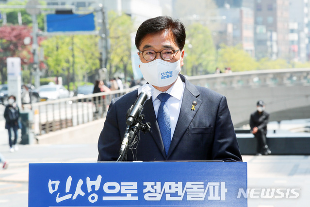 더불어민주당 우원식 의원이 15일 서울 중구 청계광장에서 당 대표 출마 선언 기자회견을 하고 있다. (출처: 뉴시스)