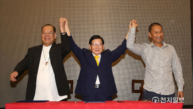 ㈔하늘문화세계평화광복 이만희 대표(가운데)가 2014년 1월 24일 필리핀 민다나오섬을 방문, 약 40년간 분쟁이 이어진 가톨릭-이슬람 갈등의 중재를 이끌어내 평화협정을 체결한 후 기념촬영을 하고 있다. 이 협약을 기점으로 아시아 최대 유혈분쟁지역으로 꼽힌 민다나오 지역에 평화가 빠르게 정착했다. (제공:HWPL) ⓒ천지일보 2021.4.15