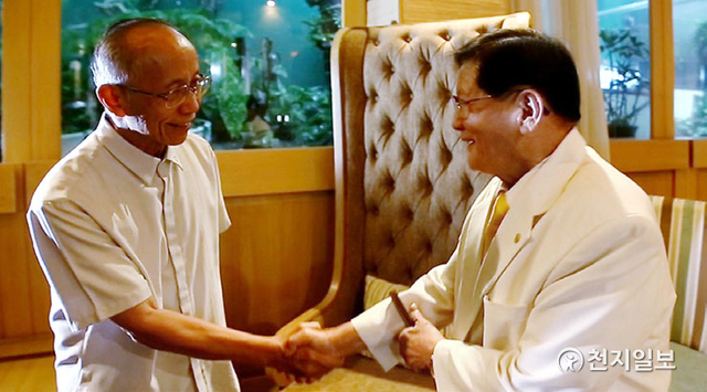 2013년 9월 필리핀을 방문한 이만희 대표(오른쪽)와 안토니오 레데스마 카가얀드오로 가톨릭 대주교가 악수를 하고 있다. 이때 카가얀드오로 대주교는 이 대표에게 민다나오 분쟁 종식에 나서달라고 요청했다. (제공:HWPL) ⓒ천지일보 2021.4.15
