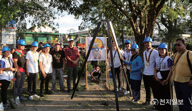 2020년 2월 7일 필리핀 코타바토시 광장에서 열린 민다나오 HWPL 평화의 날 5주년 기념식에 참석한 시민들. (제공: HWPL) ⓒ천지일보 2021.4.15