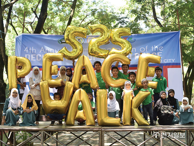 2018년 5월 25일 제4주년 세계평화선언 기념일을 맞아 필리핀 민다나오 다바오시와 코타바토시에서 평화걷기대회가 진행된 가운데 참석자들이 기념행사 무대에서 기념사진을 촬영하고 있다. (제공: HWPL) ⓒ천지일보 2021.4.15