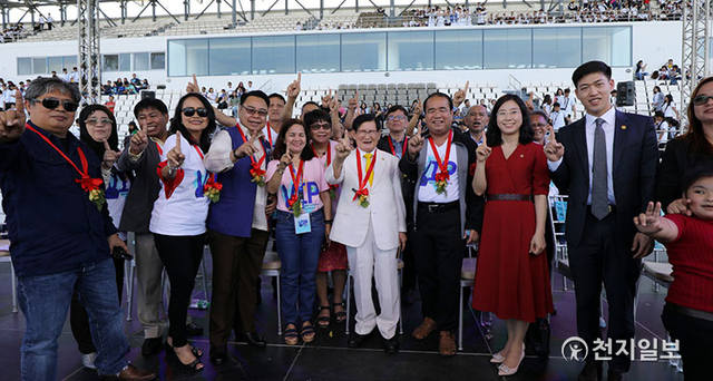 2019년 2월 25일 ‘평화를 위한 자원봉사자들(VIP)’ 주최로 필리핀 마닐라불라칸 경기장에서 열린 필리핀 평화대축제에서 이 대표(가운데 흰색 정장)와 평화사절단이 기념사진을 촬영하고 있다. (제공: HWPL) ⓒ천지일보 2021.4.15