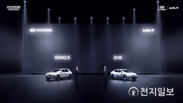 현대자동차·기아가 15일 온라인으로 진행한 중국 전략 발표회 ‘라이징 어게인, 포 차이나’에서 (왼쪽부터) 현대차 아이오닉5와 기아 EV6를 공개하고 있다. (제공: 현대자동차) ⓒ천지일보 2021.4.15