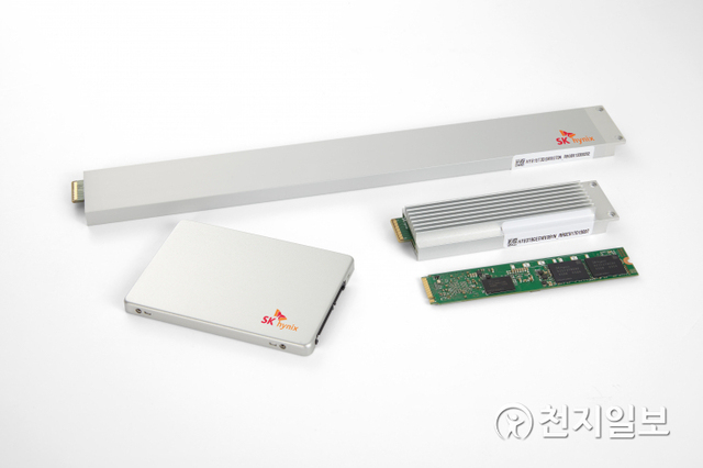 (위에서 시계방향) SK하이닉스 기업용 SSD 제품들 PE8111 E1.L, PE8110 E1.S, PE8110 M.2, SATA SE5110. (제공: SK하이닉스) ⓒ천지일보 2021.4.16