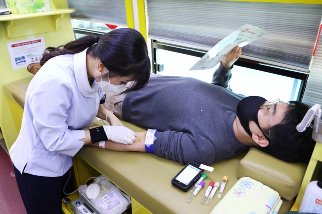 농심이 지난 15일 헌혈 캠페인을 진행하고 헌혈증 300여장을 한국백혈병소아암협회에 기부했다. (제공: 농심)