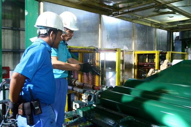 미얀마 최초의 컬러강판 공장인 ‘미얀마포스코강판’ 직원들이 강판 생산 작업을 지켜보고 있다. (제공: 포스코)