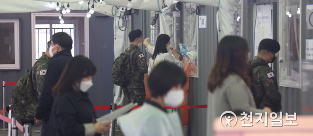 [천지일보=남승우 기자] 신종 코로나바이러스 감염증(코로나19) 신규 확진자가 698명으로 집계된 15일 오후 서울역 임시 선별검사소에서 군 장병들이 검사를 받고 있다. ⓒ천지일보 2021.4.15