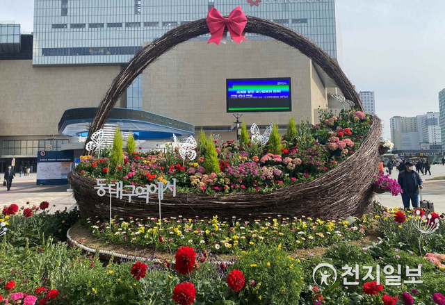 동대구역 광장에 조성된 ‘꽃바구니 조형물 정원’. (제공: 대구시) ⓒ천지일보 2021.4.16