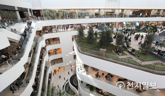 [천지일보=남승우 기자] 26일 정식 개점한 서울 영등포구 여의도 ‘더현대 서울’을 찾은 시민들이 매장을 둘러보고 있다.더현대 서울은 서울지역 백화점 중 최대 규모인 지하 7층~지상 8층 규모로 영업 면적이 8만9100㎡(약 2만7000평)로, 오는 26일 정식 오픈한다. 서울에 백화점이 생기는 것은 2011년 롯데백화점 김포공항점 이후 10년 만이다. ⓒ천지일보 2021.2.26