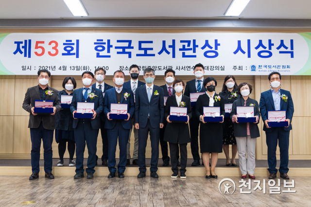 상단 왼쪽 3번째 김철우 수원여자대학교 인제학술정보관 팀장. (제공: 수원여자대학교) ⓒ천지일보 2021.4.16