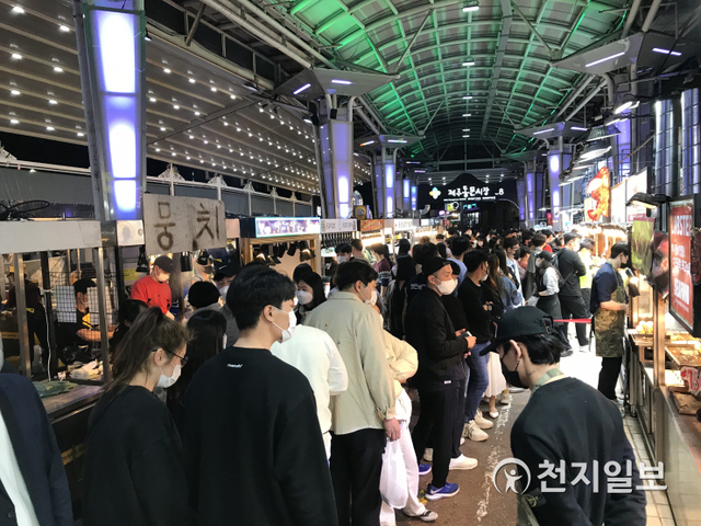 [천지일보 제주=류보영 기자] 주말을 하루 남긴 16일 제주 동문야시장에는 여행객들로 인산인해를 이루고 있다.동문야시장은 지난해 12월 19일부터 코로나19 여파로 휴장했다가 이달 12일부터 다시 문을 열었다.ⓒ천지일보 2021.4.16