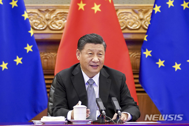 시진핑 중국 국가주석이 2020년 12월 30일 유럽연합(EU) 지도부와 화상회의를 하고 있다. 2020.12.31. (출처: 뉴시스)