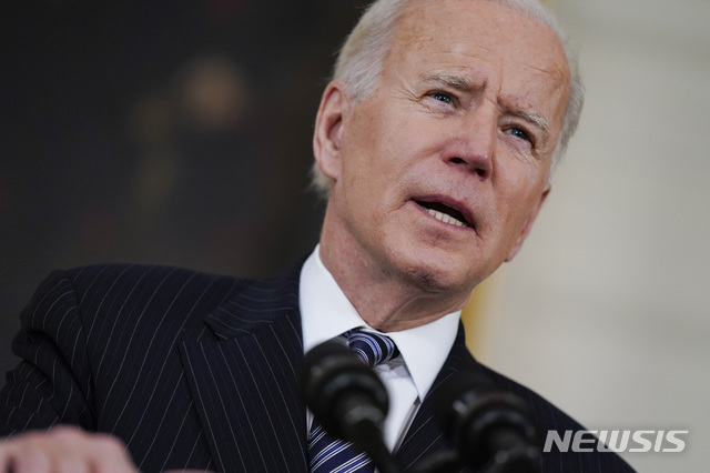 바이든 “19일부터 모든 성인, 백신 접종 유자격”[워싱턴=AP/뉴시스]조 바이든 미국 대통령이 6일(현지시간) 백악관 스테이트 다이닝룸에서 코로나19 백신 관련해 연설하고 있다. 바이든 대통령은 애초 5월1일 목표에서 2주가량 앞당긴 오는 19일부터 미국의 모든 성인이 백신 접종 자격을 얻을 것이라고 말했다.