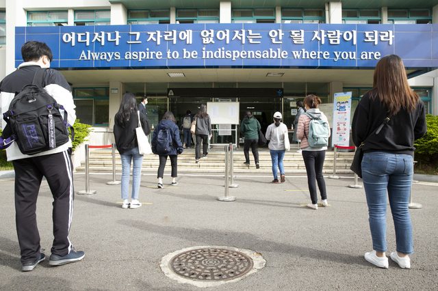 국가공무원 9급 공채 필기시험이 치러지는 17일 서울의 한 학교에서 수험생들이 철저한 방역수칙을 준수하며 시험장에 들어서고 있다. (출처: 뉴시스)