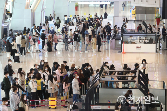 [천지일보=남승우 기자] 신종 코로나바이러스 감염증(코로나19) 확산세가 계속되고 있는 17일 오전 서울 강서구 김포국제공항 국내선 청사가 여행객들로 붐비고 있다. 한편 이날 코로나19 신규 확진자는 658명으로 집계되면서 사흘째 600명대를 기록했다. ⓒ천지일보 2021.4.17