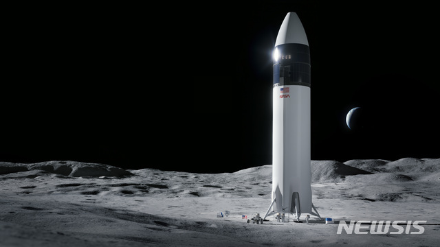 [서울=뉴시스] 미국 탐사업체 스페이스X의 달착륙선 스타쉽이 미국 항공우주국(NASA)의 아르테미스 프로젝트의 일환으로 달에 착륙한 상상도. (사진 =나사 홈페이지 갈무리) 2021.04.17