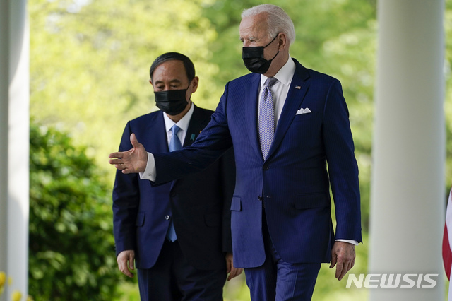 16일(현지시간) 조 바이든 미국 대통령(오른쪽)과 스가 요시히데 일본 총리가 미국 백악관 로즈가든에서 정상회담 후 공동 기자회견을 열기 위해 이동하고 있다. (출처: 뉴시스)