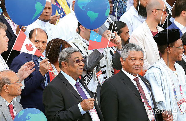 2017년 9월 18일 제3주년 평화 만국회의 기념식이 열린 가운데 장 맥스 라코토마몬지 마다가스카르 국회의장이 참석 인사들과 함께 세계 지도풍선을 들고 기념사진을 촬영하고 있다. (제공:HWPL) ⓒ천지일보 2021.4.18