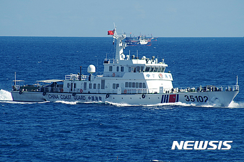 센카쿠(중국명 댜오위다오) 인근 일본 접속수역에 있는 중국 해경선. (출처: 뉴시스)
