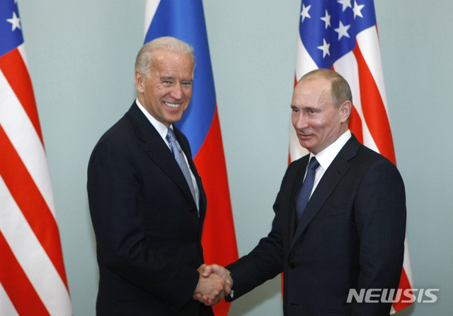 2011년 조 바이든 당시 미국 부통령(왼쪽)과 블라디미르 푸틴 러시아 대통령. (출처: 뉴시스)