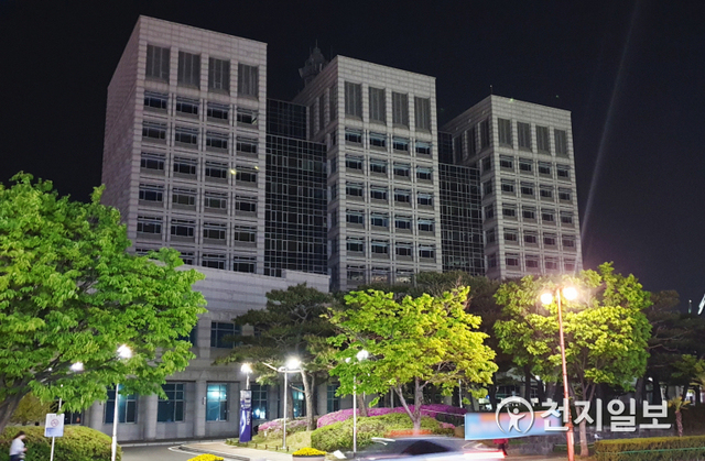 세계기념일 ‘지구의 날’을 맞아 소등된 진주시청사. (제공: 진주시) ⓒ천지일보 2021.4.19