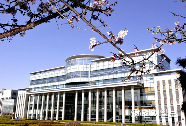 인천대학교 도시건축학부가 한국건축학교육인증원(KAAB) 인증평가 5년 인증을 획득해 내 건축사 자격증을 획득하기 위한 필수적인 교육요건을 충족하게 됐다.(제공: 인천대학교 전경) ⓒ천지일보 2021.4.19