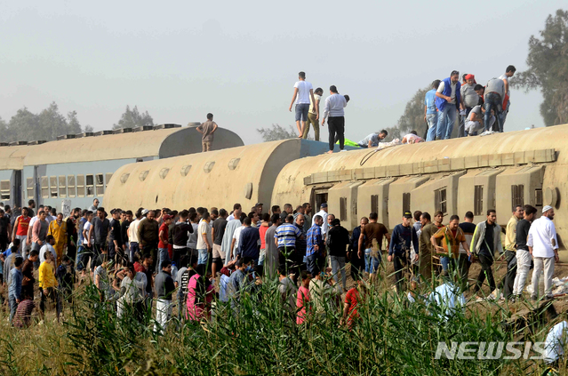 [카이로=AP/뉴시스]18일(현지시간) 이집트 수도 카이로 북쪽 칼류비아주 반하에서 여객열차가 탈선하는 사고가 나 현장에 사람들이 모여 있다. 현지 당국은 이 사고로 최소 11명이 숨지고 100명이 다쳤다고 전했다.