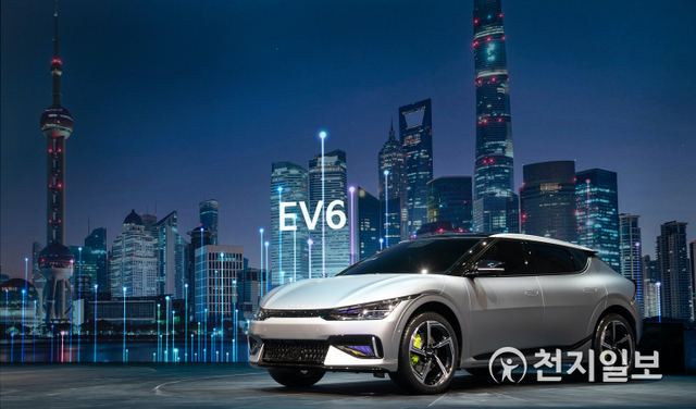 기아가 19일(현지시간) ‘2021 상하이 국제 모터쇼’에서 신규 로고 공개와 함께 새로운 전략을 발표하고 중국 시장을 공략할 신차를 선보였다고 19일 밝혔다. 사진은 기아 EV6. (제공: 기아) ⓒ천지일보 2021.4.19