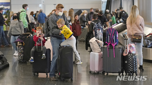 지난 3월17일 미 솔트레이크시티 국제공항에서 여행객들이 짐을 옮기고 있다. 2021.04.20. (출처: 뉴시스)