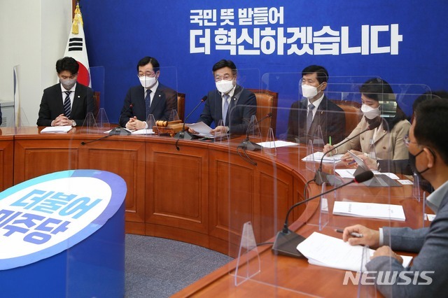 윤호중 더불어민주당 비상대책위원장이 19일 국회에서 열린 비상대책위원회의에 참석해 발언하고 있다. (출처: 뉴시스)