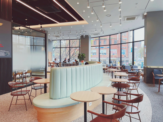 카페베네가 신규 BI(Brand Identity)를 적용한 카페베네 논현역점을 오픈했다. (제공: 카페베네)