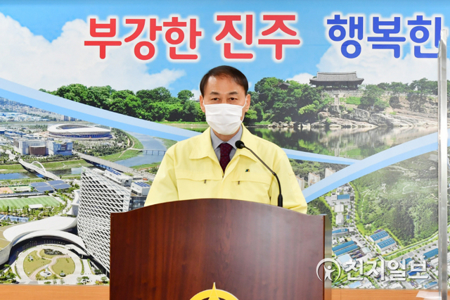 20일 진주시청에서 부시장이 코로나19 브리핑을 통해 확진자 관련 사항을 발표하고 있다. (제공: 진주시) ⓒ천지일보 2021.4.20