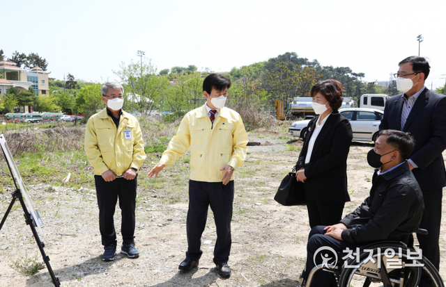 조규일 진주시장(왼쪽 두번째)이 20일 ‘41회 장애인의 날’을 맞이해 장애인 문화체육센터 건립사업 현장을 찾아 현황을 점검하고 있다. (제공: 진주시) ⓒ천지일보 2021.4.20