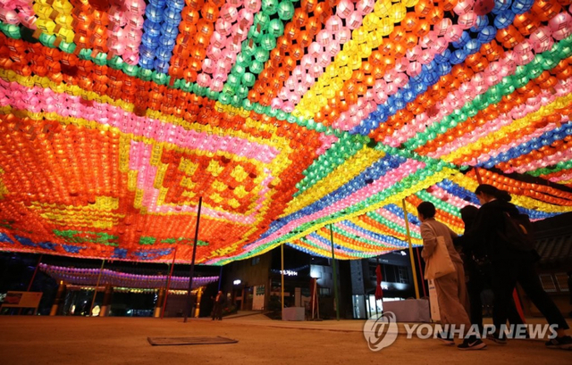 불기 2565년 부처님 오신날(5월19일)을 한 달여 앞둔 20일 오후 서울 종로구 연지동 조계사 앞마당에 연등이 환하게 불을 밝혔다. (출처: 연합뉴스)